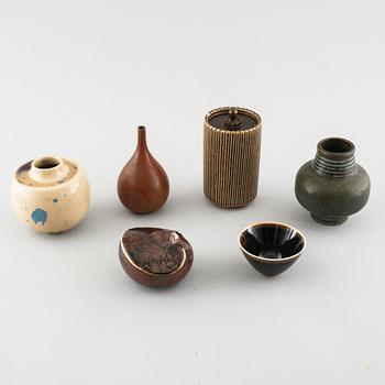 Six pieces of ceramic designed by Gunnar Nylund, Carl-Harry Stålhane and Arne Bang among others.