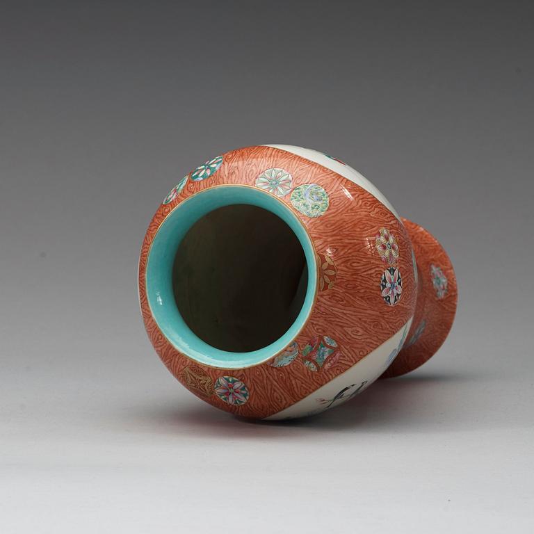 VAS, porslin, Qingdynastin, 1800-tal med Qianlongs sigillmärke i rött.