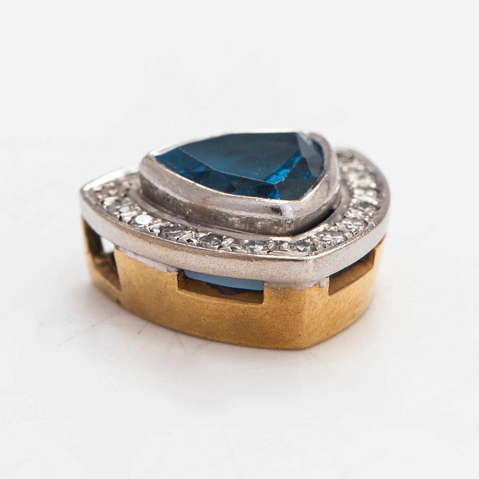 Hänge, 18K guld, med en triangelslipad topas och diamanter totalt ca. 0.18 ct.