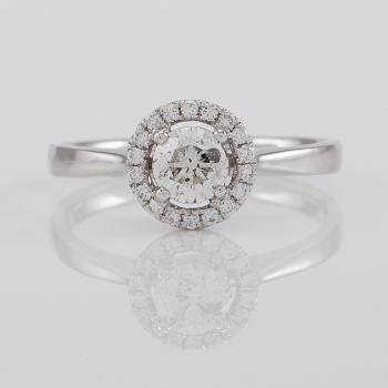 RING, 18K vitguld och diamanter tot ca 0.58 ct. varav en ca 0.48 ct.