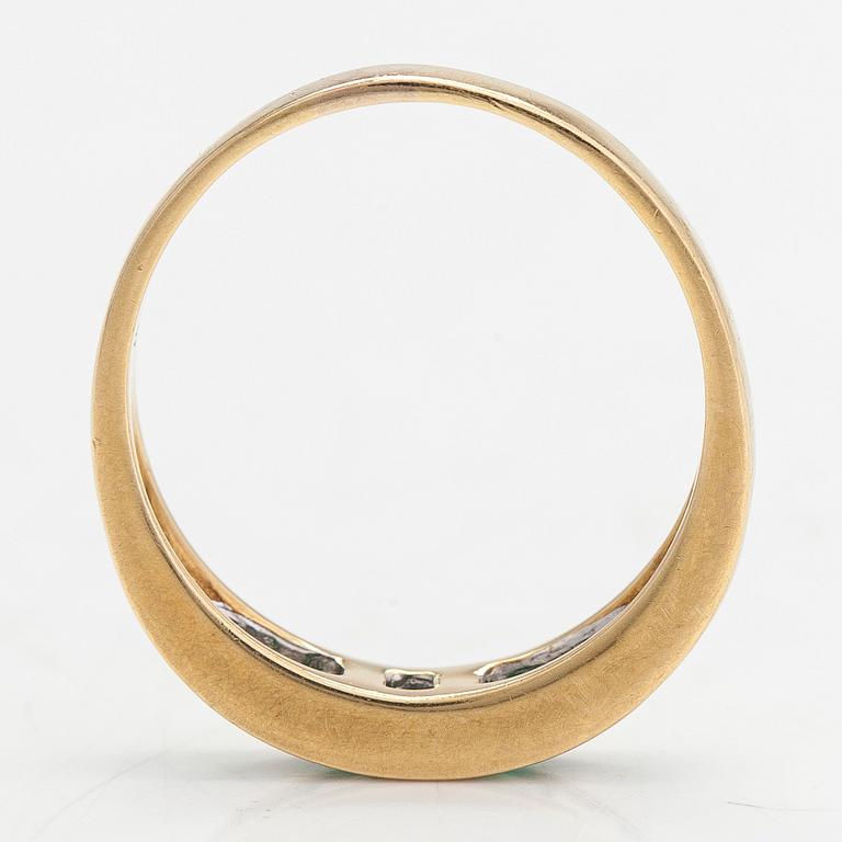 An 18K gold ring, set with emeralds and princess-cut diamonds totalling approx. 0.34 ct. Finnish import hallmarks.