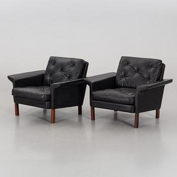 A PAIR OF BLACK LEATHER EASY CHAIRS, 1960's/1970's.