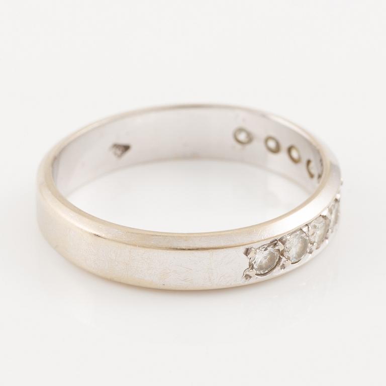 Ring 18K white gold set with round brilliant-cut diamonds.