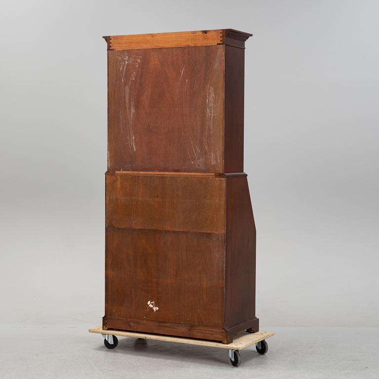 Skrivskåp med vitrinöverdel,  1900-talets andra hälft.