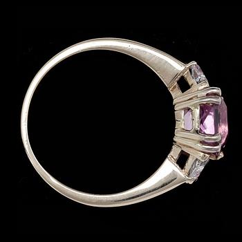 RING, pink cushion cut tourmaline and triangular diamonds on each side, tot. 0.40 cts.