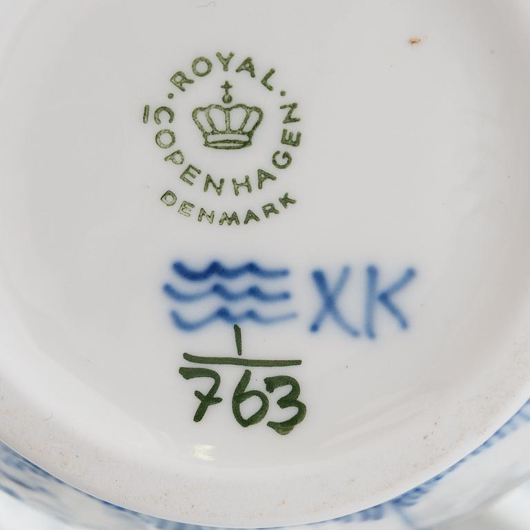 Royal Copenhagen, servisdelar, 75 st, "Musselmalet", porslin. Danmark.