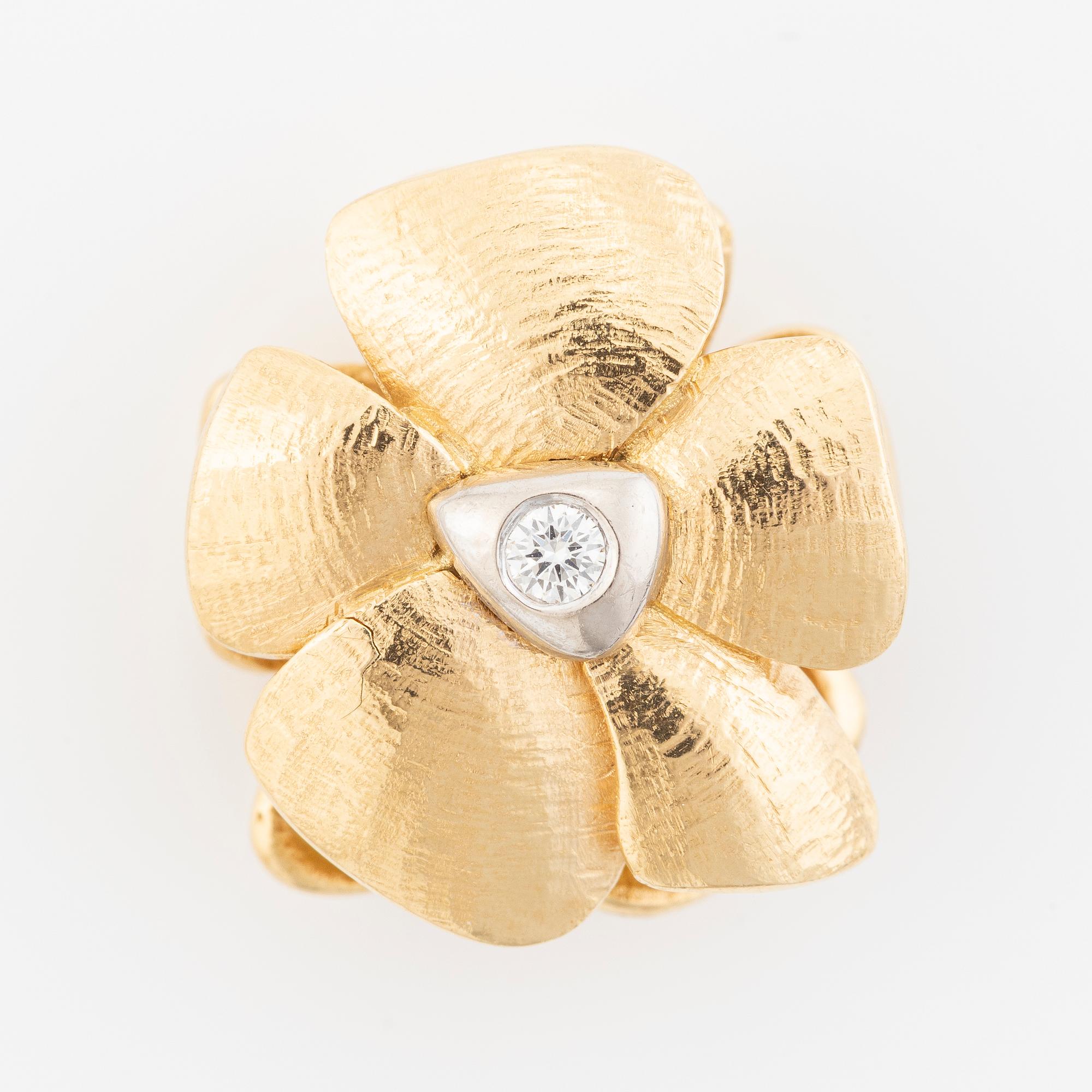 Ole Lynggaard, Charlotte Lynggaard, clasp, in the form of a flower, 18K gold and brilliant-cut diamonds.