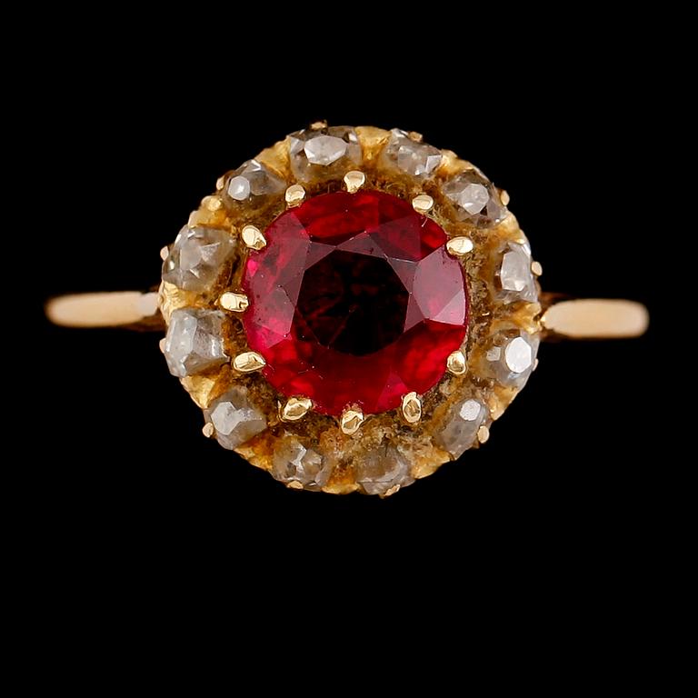 RING, 18 k guld, diamanter och röd sten. Total vikt 3 g.