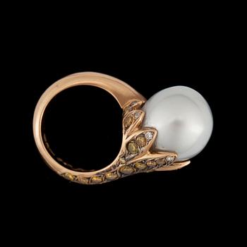 RING, odlad South sea pärla, 15,6 mm, med olikfärgade diamanter, tot. ca 2 ct.