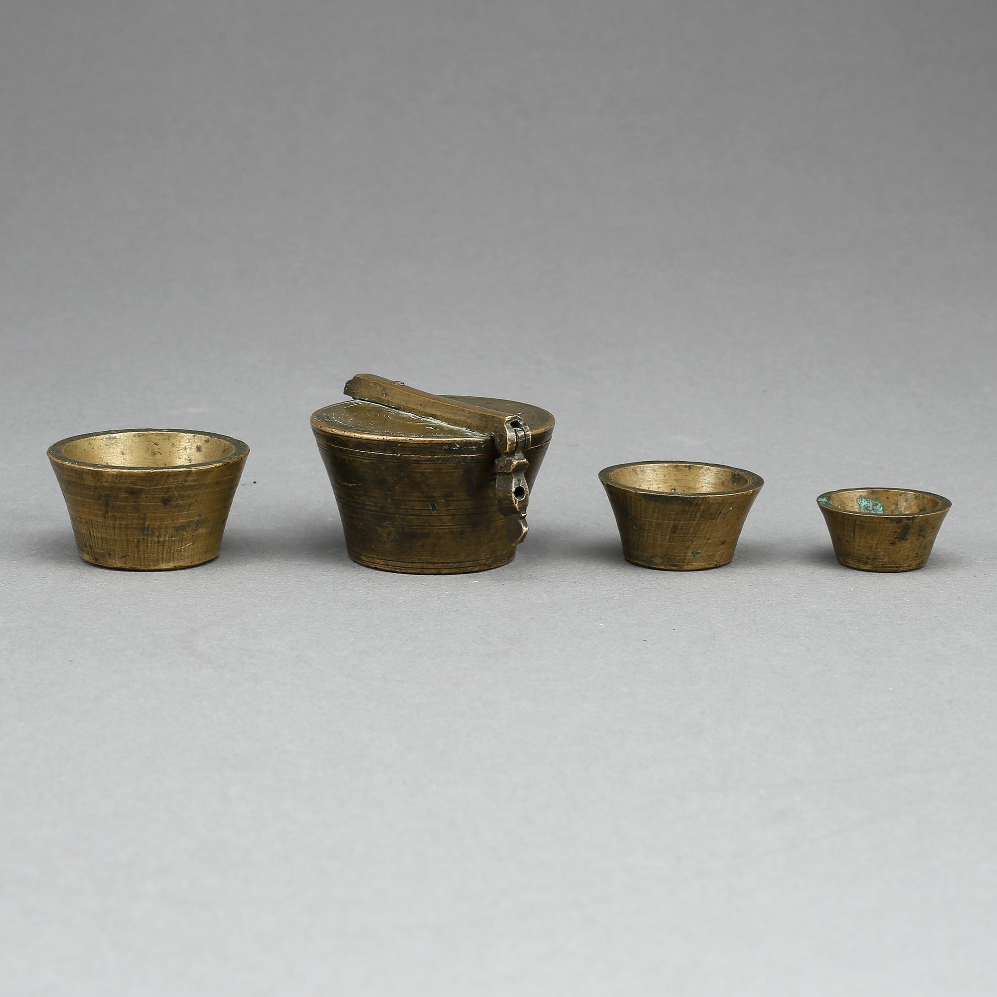 VIKTSATS, mässing, Sverige, med datering 1795.
