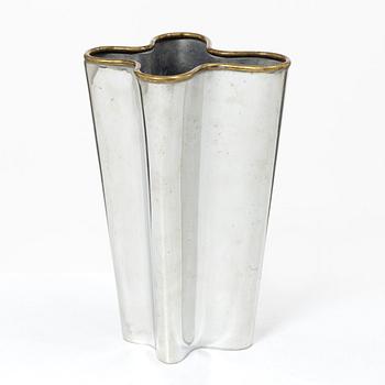 Björn Trägårdh, A 'Wave' vase for Svenskt Tenn, marked F11.