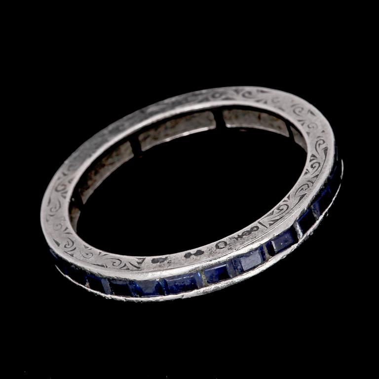 RING, platina med caréeslipade blå safirer, 1951.