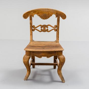 a wooden childrens chair from the 19th century.