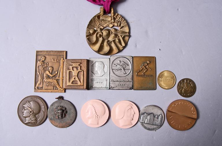 PARTI PLAKETTER OCH MEDALJER, 13 st. 1900-tal.