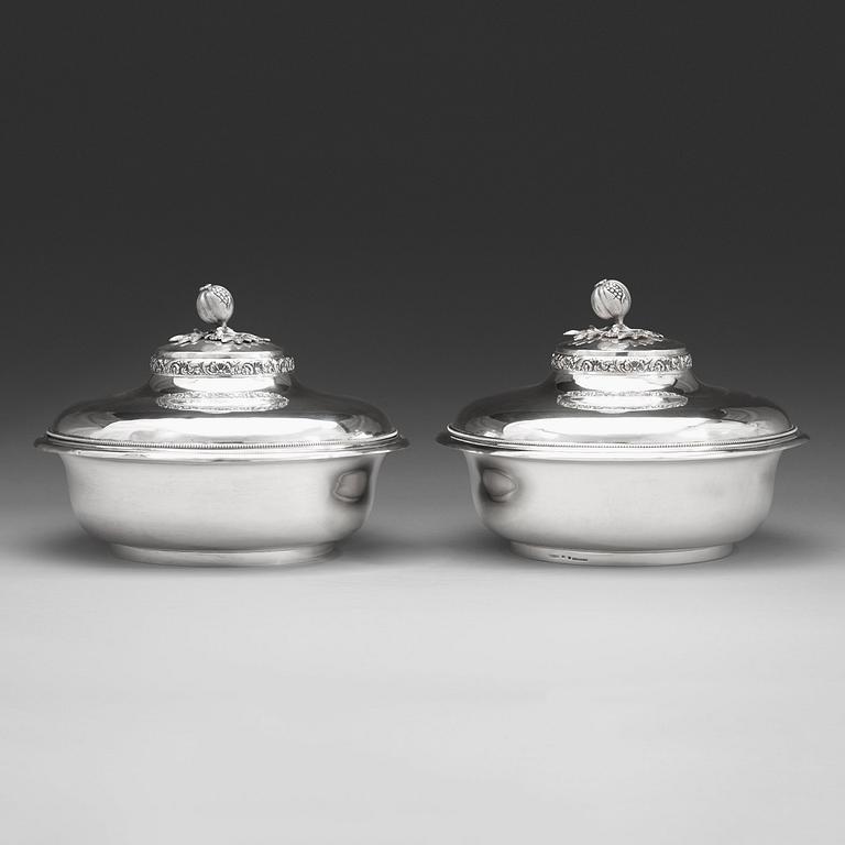 GUSTAF MÖLLENBORG, Stockholm 1849, karotter med lock, ett par, silver.