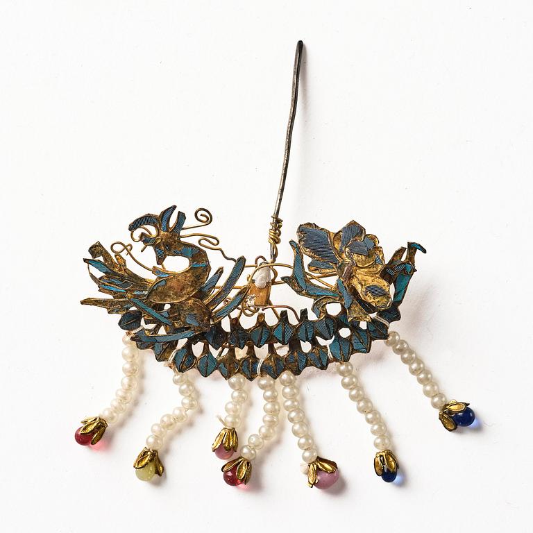 Hårprydnader, silver, emalj och kingfisherfjädrar. Qingdynastin, 1800-tal.