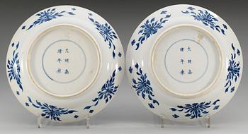 A set of two blue and white dishes, Qing dynasty, Kangxi (1662-1722), with Chenghua´s six character mark.
