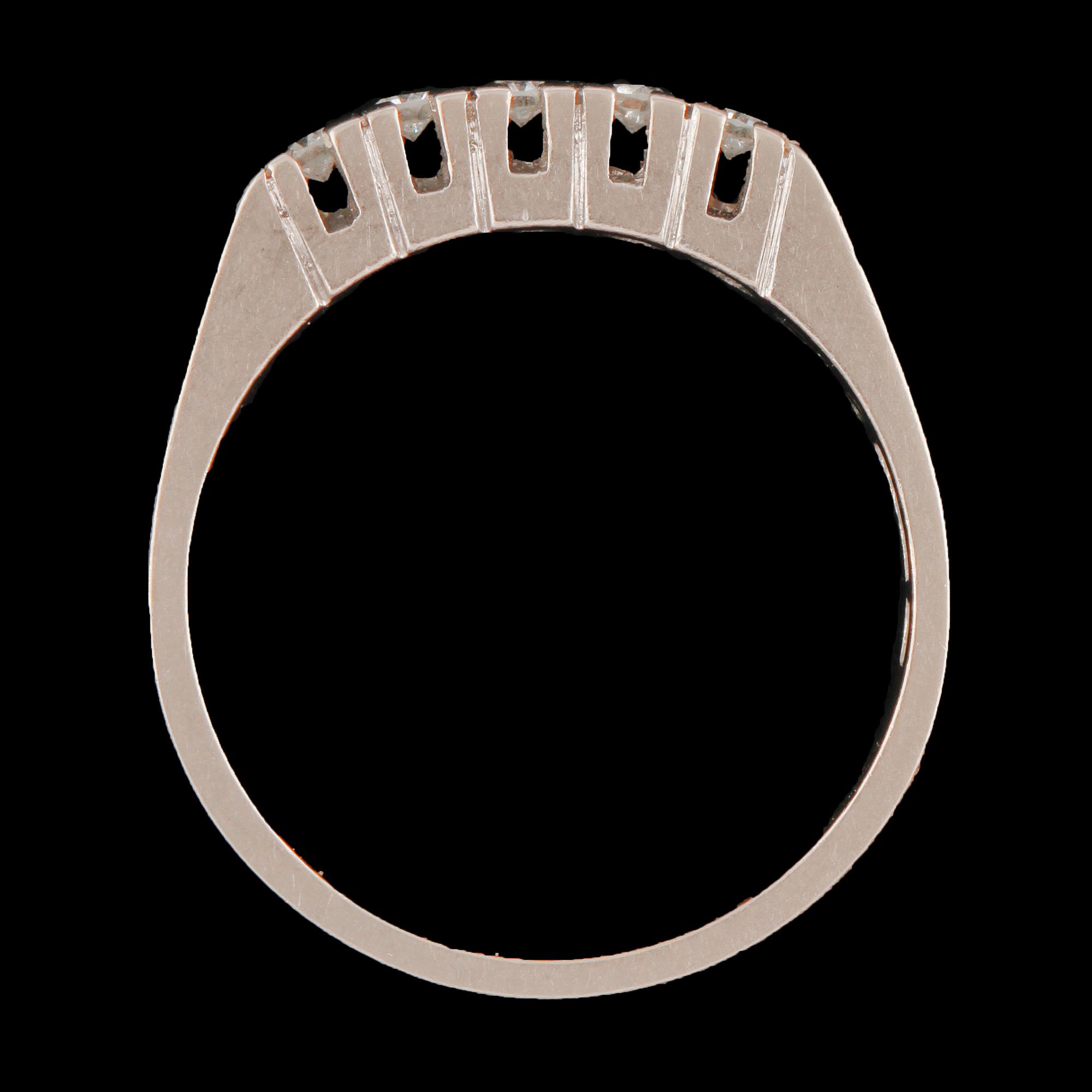 RING, 18k vitguld med 5 åttkantslipade diamanter, Gustav Dahlgren & Co, Malmö, 1971. Vikt 4 g.