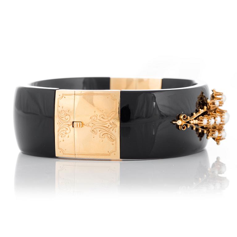 Armband onyx och 18K guld samt pärlor.