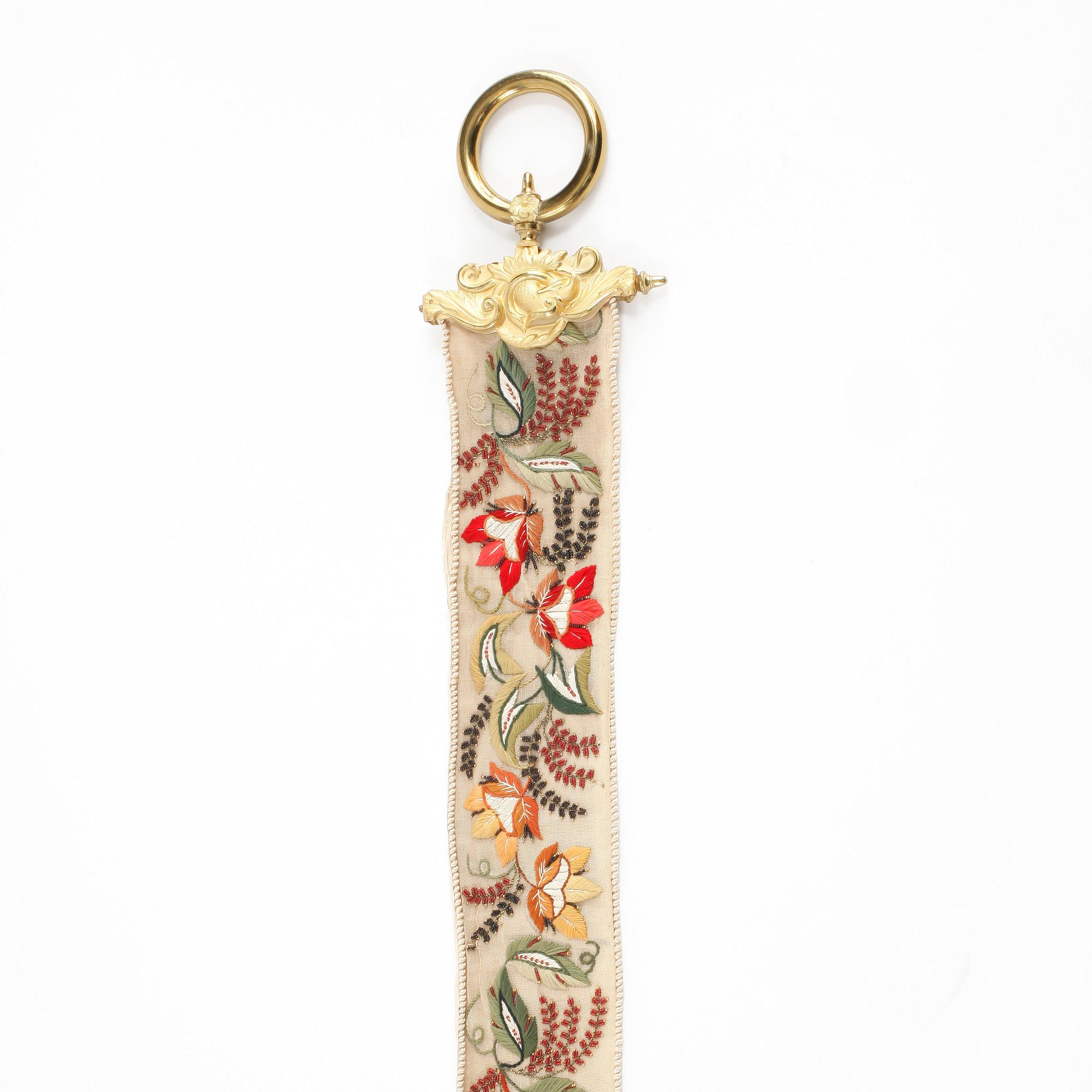 SPJÄLLBAND, broderat, med förgyllt mässingsbeslag. Längd ca 172 cm.