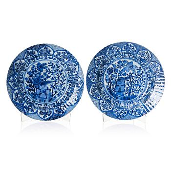 1127. A pair of blue and white dishes, Qing dynasty, Kangxi (1662-1722).