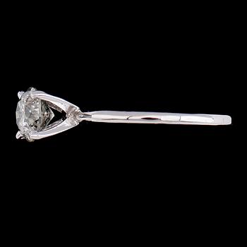 RING, 14 k vitguld, briljantslipad diamant ca 0.88 ct. Vikt ca 2,0 g.