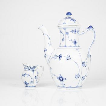 Royal Copenhagen, kaffe och teservis, porslin, "Musselmal", 35 delar, Danmark.