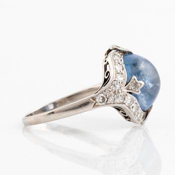 Ring 18K guld med en cabochonslipad safir och åttkantslipade diamanter.