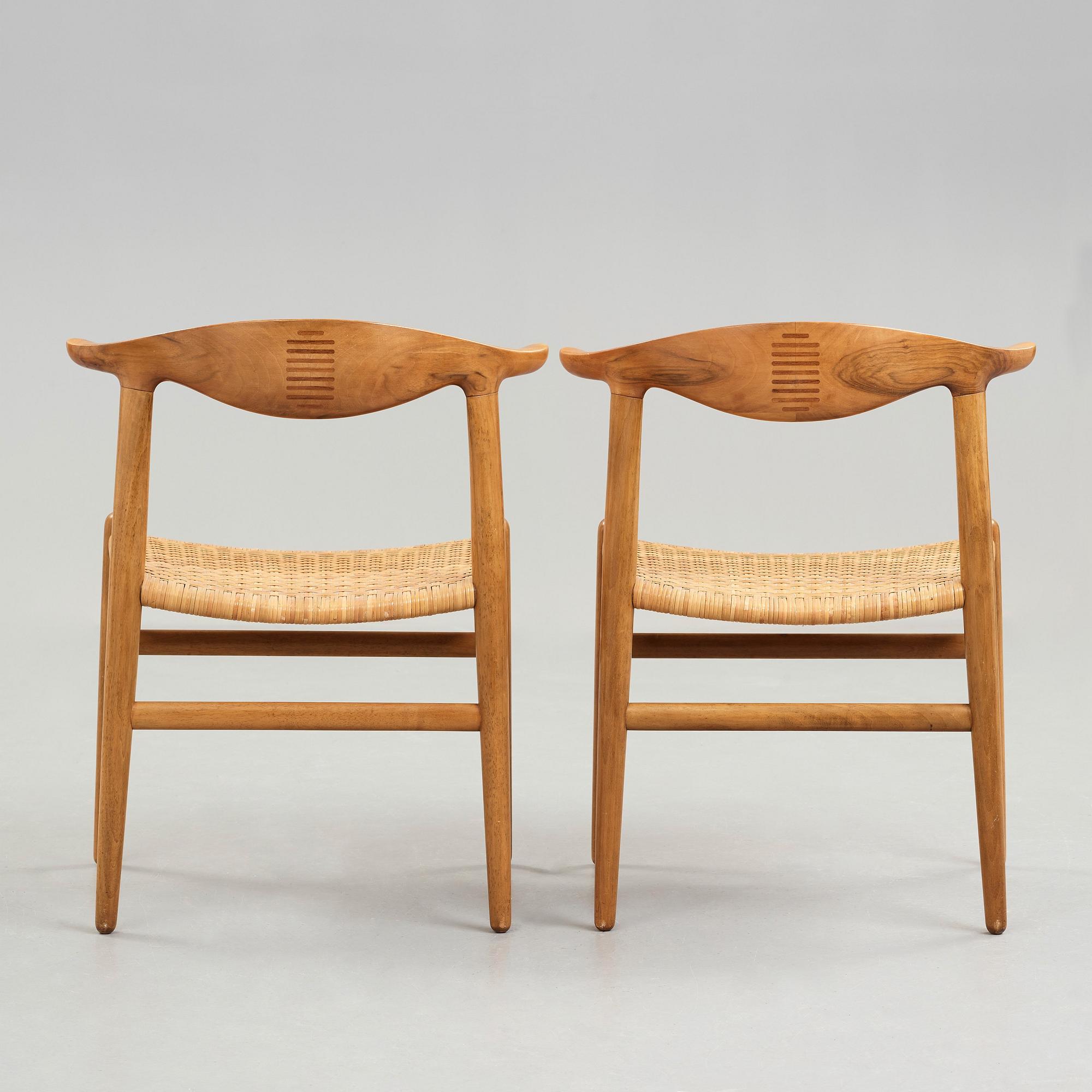 Hans J. Wegner, "Kohornsstolen/ Cowhorn chair", två stycken, "JH-505", Johannes Hansen, Danmark 1950-60.
