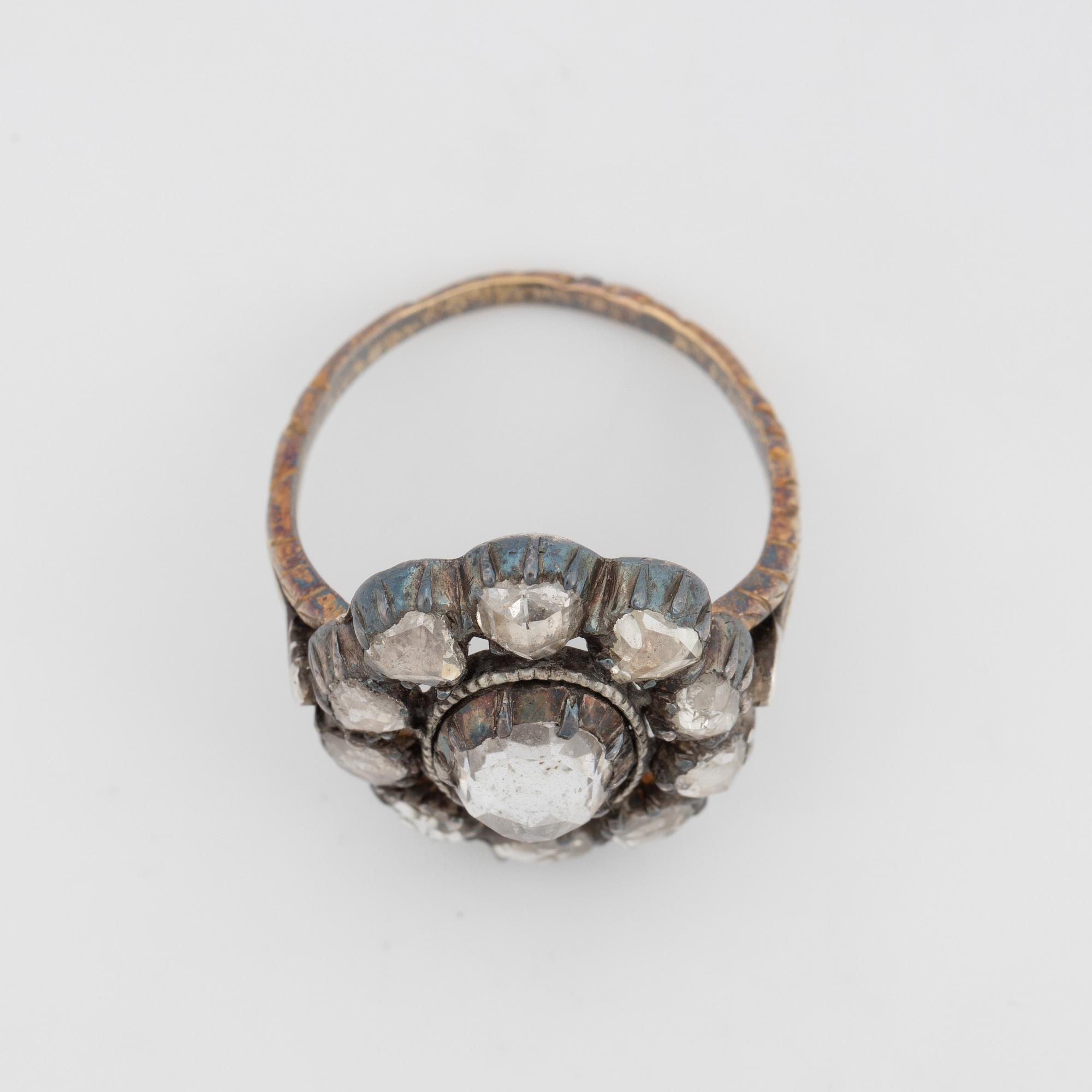 Ring med rosenslipade diamanter och en vit sten.