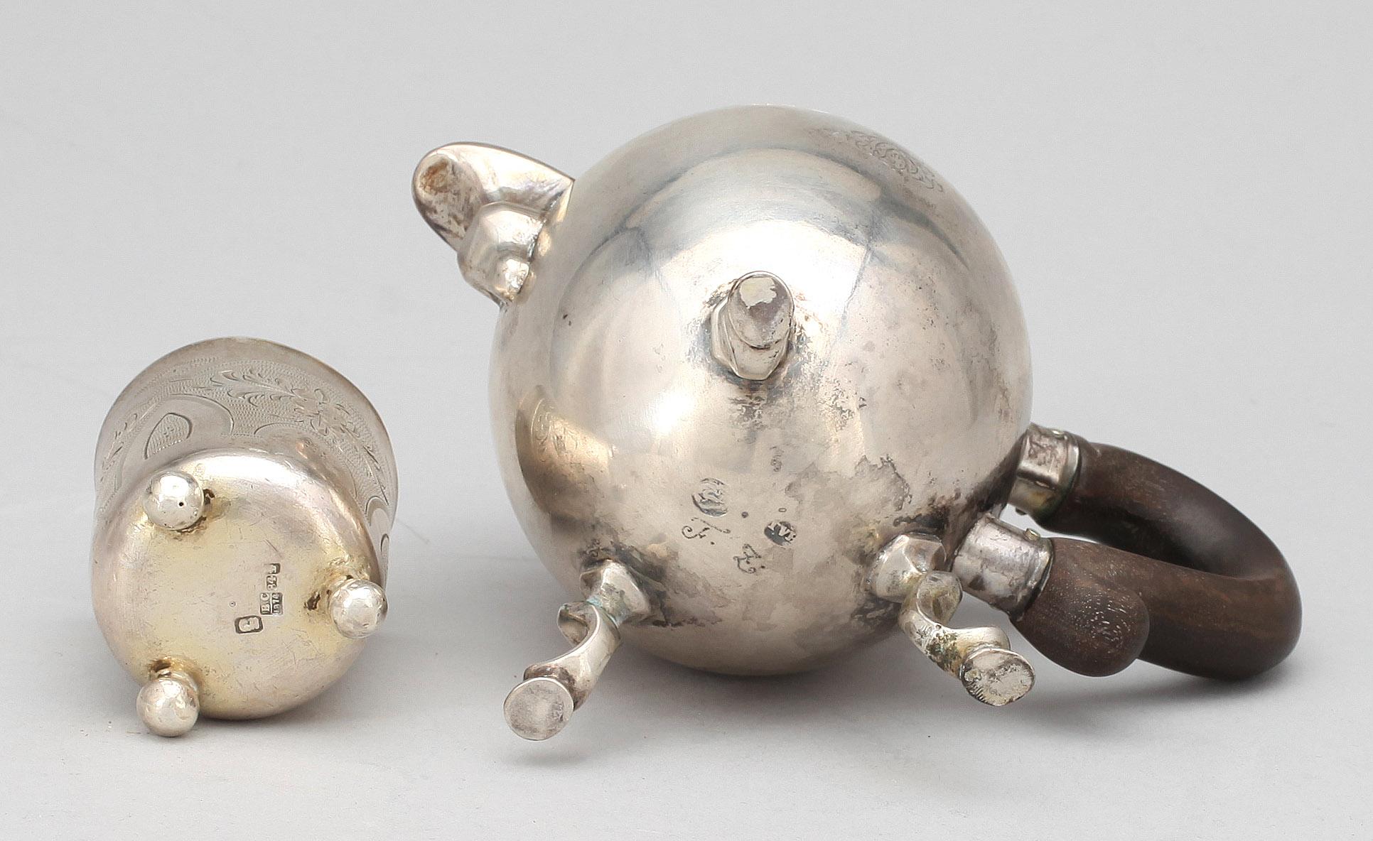 MOCCAKANNA samt BÄGARE, silver,  bla Ryssland, 1800-tal. Total vikt ca 335 g.