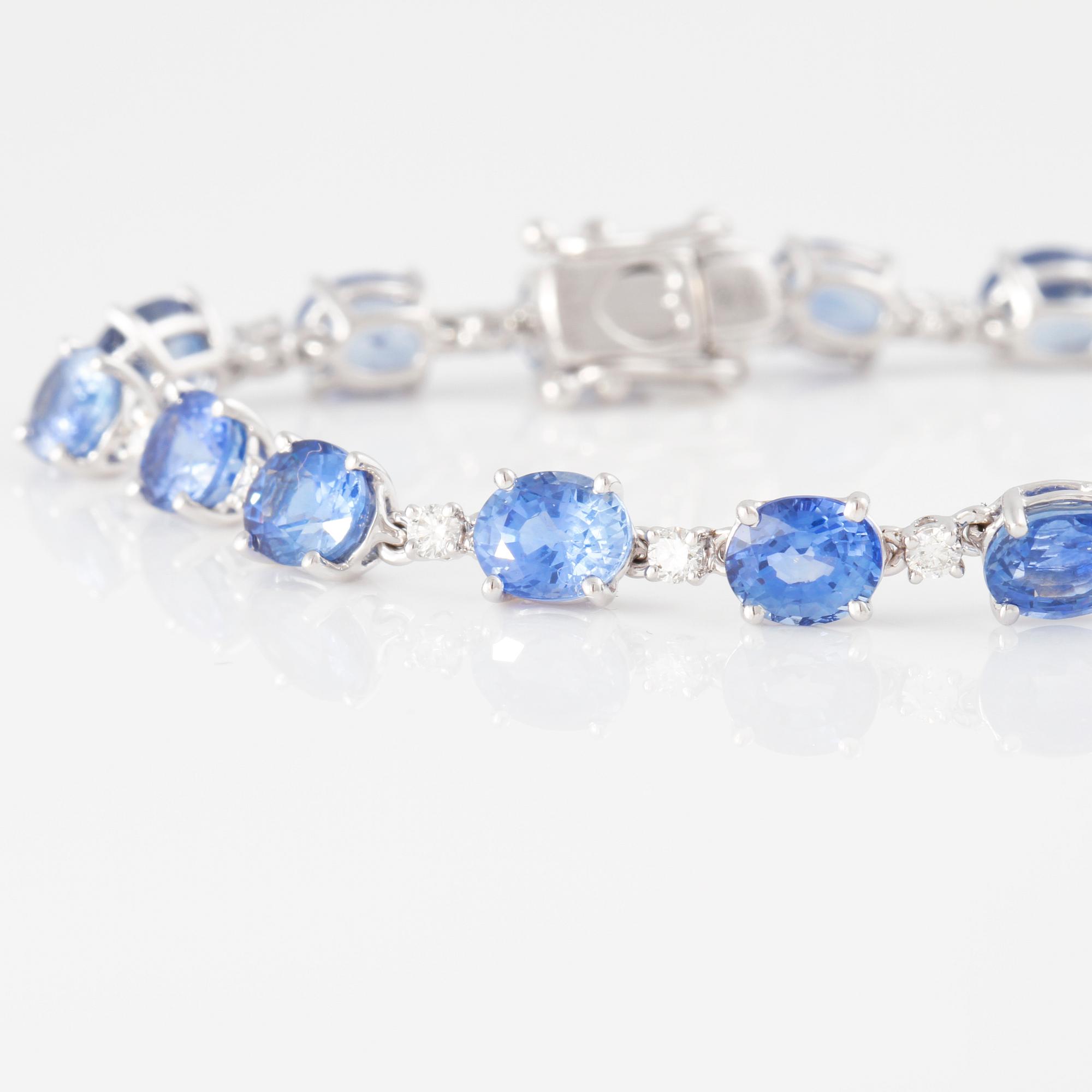ARMBAND, med fasettslipade blå safirer ca 12.30 ct och briljantslipade diamanter ca 0.50 ct.
