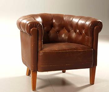 CLUBFÅTÖLJ, skinn. 1900-tal.