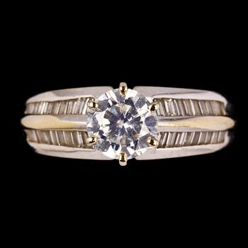 RING, 18k vitguld med briljantslipad diamant samt baguettslipade diamanter tot ca 1.41 ct. Vikt 6 g.