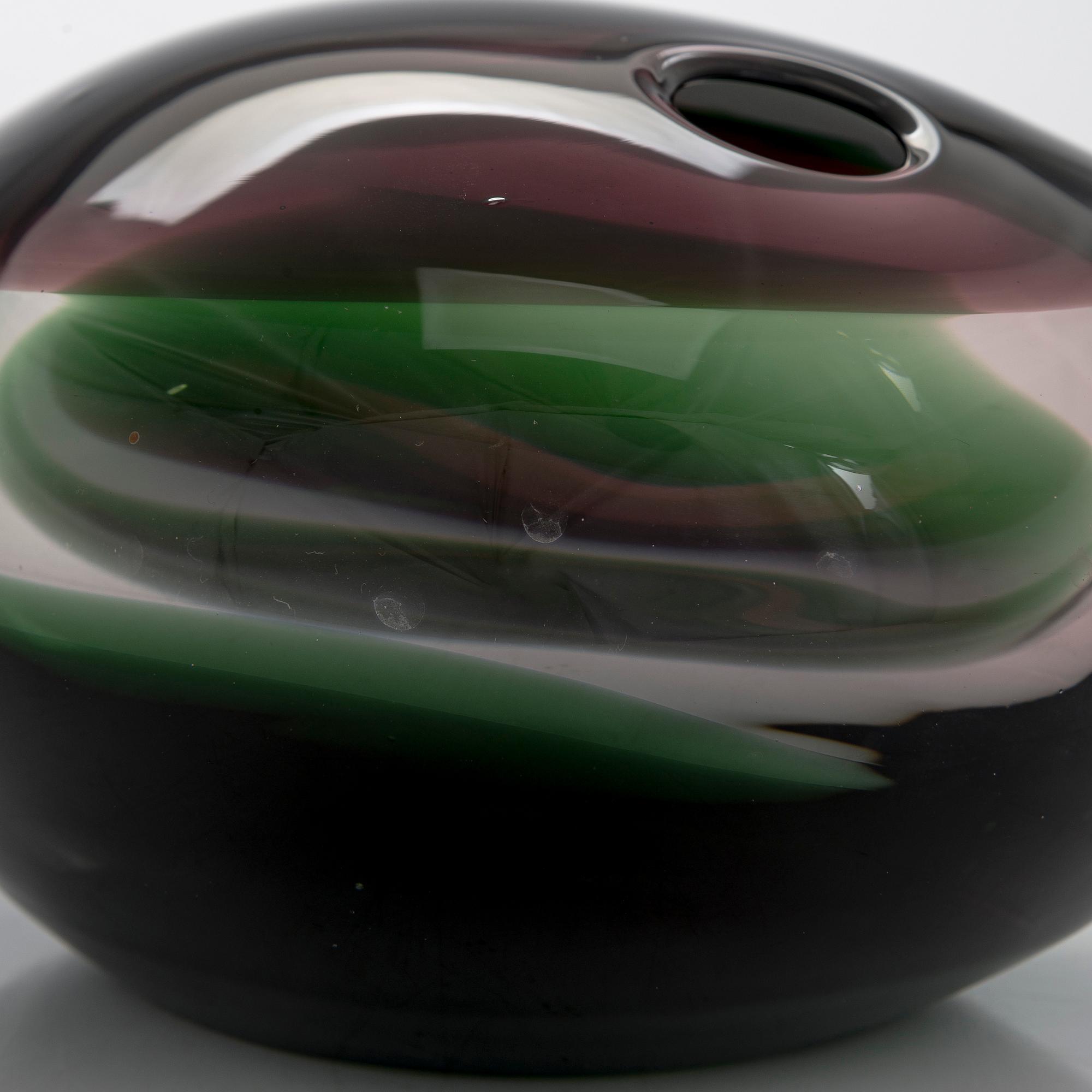 Timo Sarpaneva, a 'Sleeping bird' sculpture signed Timo Sarpaneva 1996. Nuutajärvi glass factory.