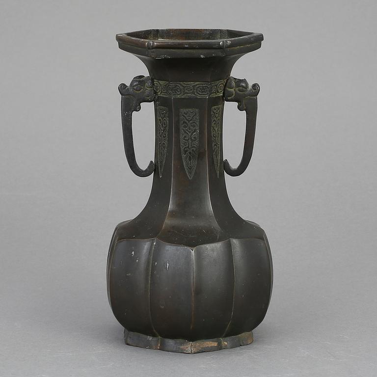 VAS, brons. Kina, omkring 1900.