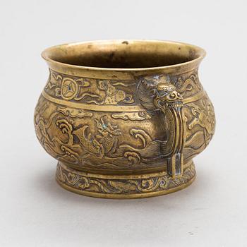 Rökelsekar, brons. 1900-tal. Stämplat i godset Hu Wenming.
