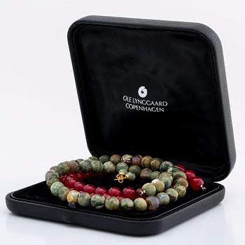 LYNGGAARD 2 rader jaspis ca 10 mm och röda stenar ca 10 mm utan lås samt örhängen 18K guld m jaspis ca 7 mm,originaletui.