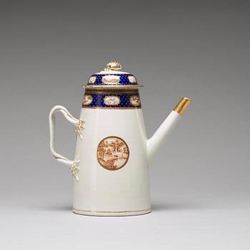 KAFFEKANNA med LOCK samt tre KOPPAR med fyra FAT, kompaniporslin. Qingdynastin, Jiaqing (1796-1820).