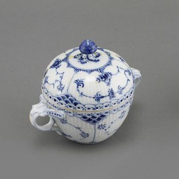 SERVISDELAR, 27 st, porslin, "Musselmalet", Royal Copenhagen, Danmark, 1900-talets andra hälft.