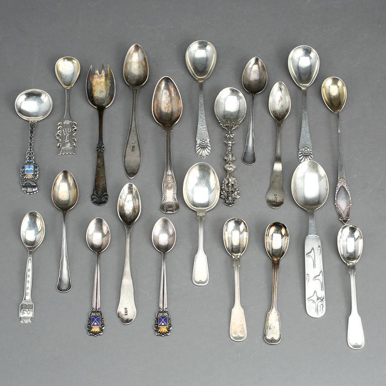 PARTI BESTICK, 38 delar, silver, första hälft 1900-talets. Längd av strösked 18 cm. Total vikt ca 1006 g.