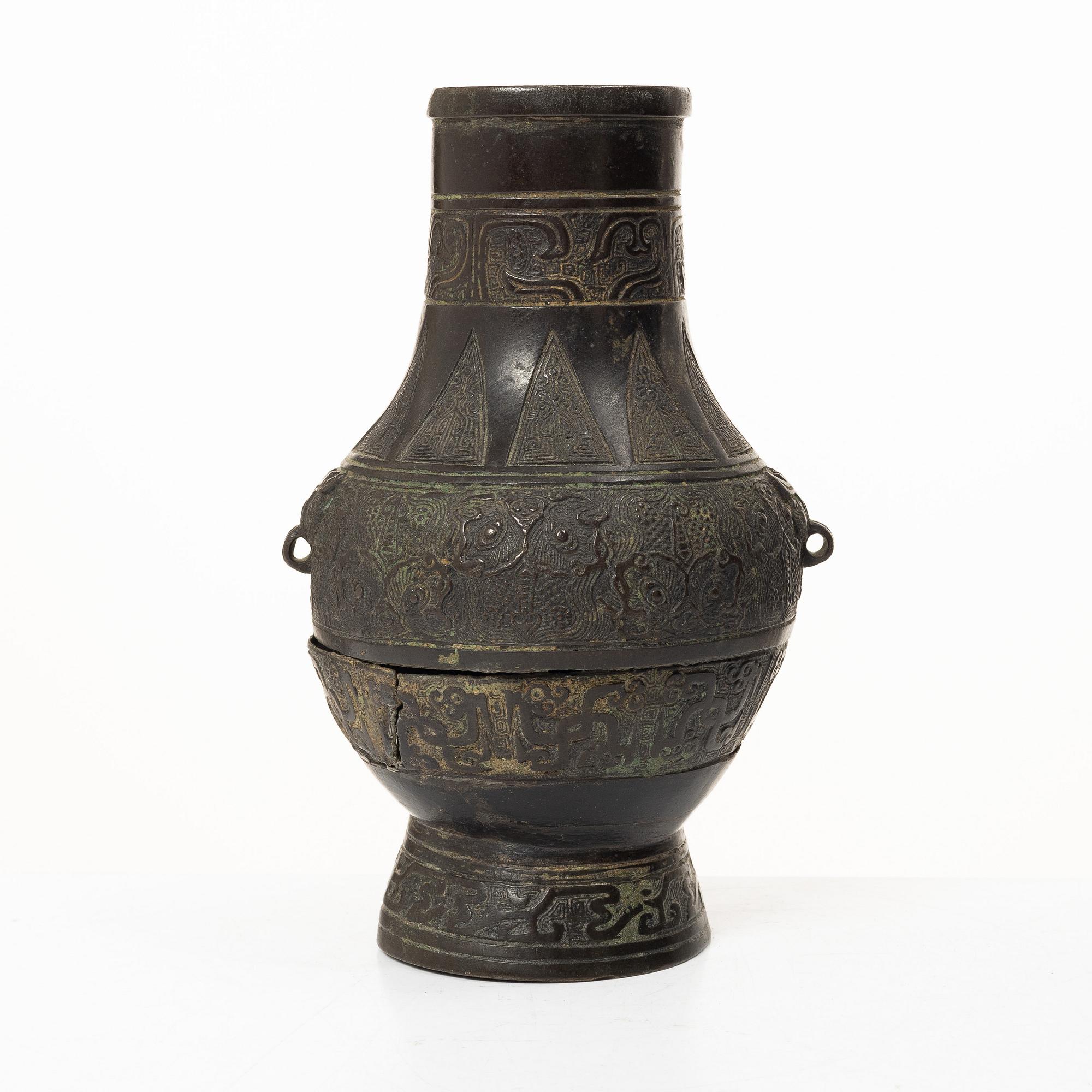 A bronze vase, late Ming dynasty, 17th century.