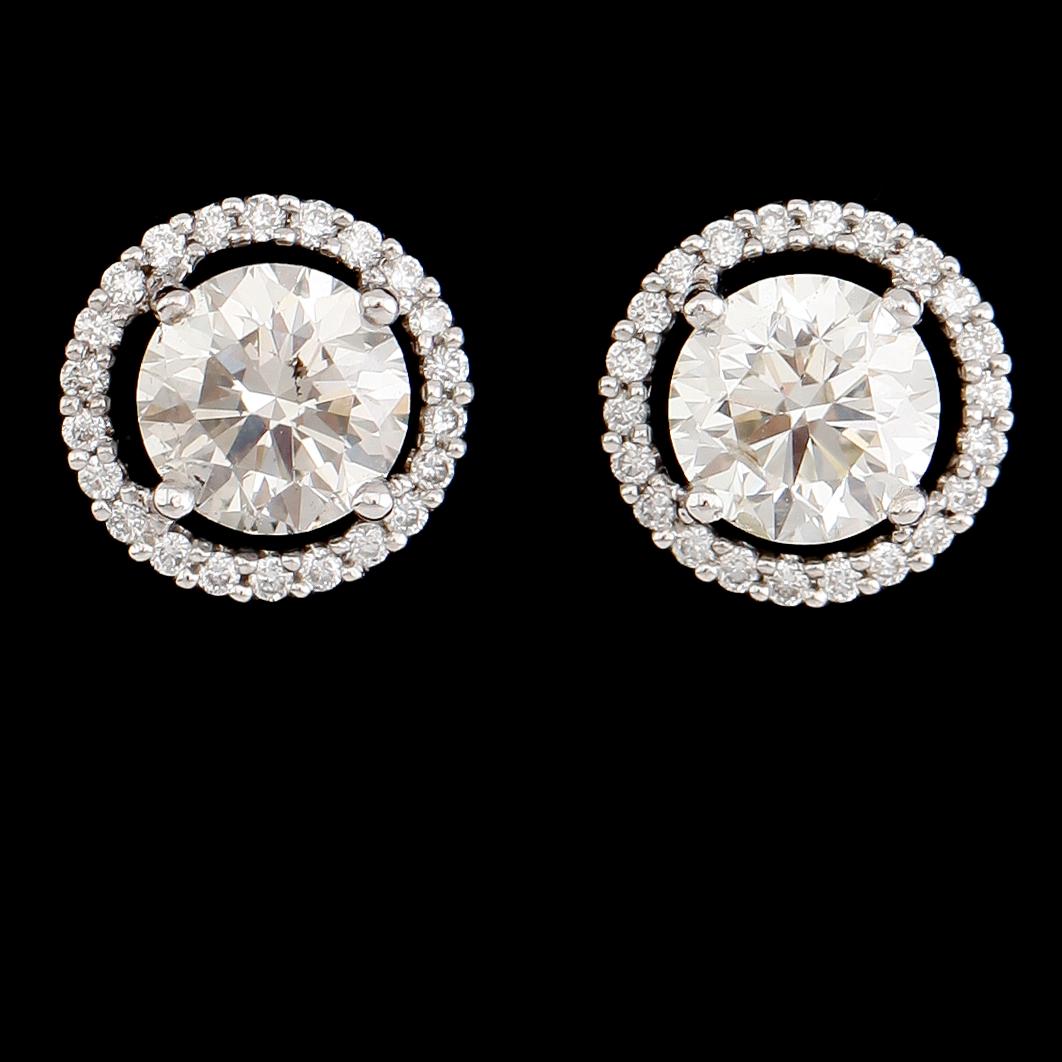 ÖRHÄNGEN, 1 par, 18 k vitguld, solitära briljantslipade diamanter ca 1.96 ct, mindre briljantslipade diamanter tot 0.22.