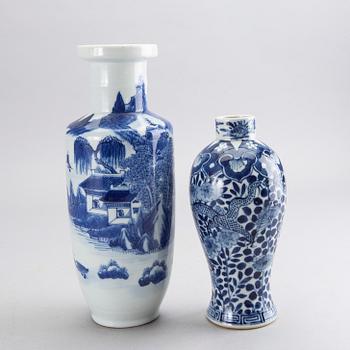 A st of two Chinese 18th/19th century porselain vases.