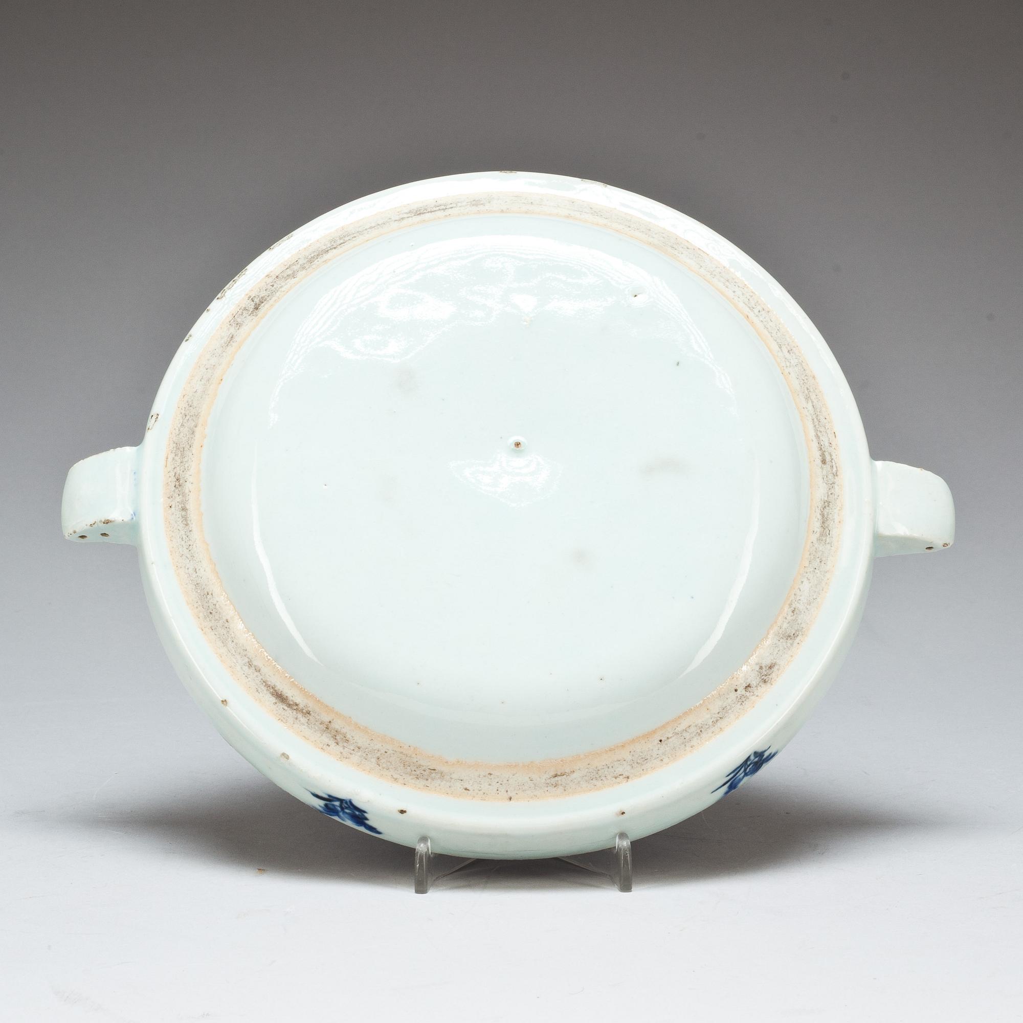 VÄRMETALLRIK, porslin. Kina, sen Qianlong (1736-95).