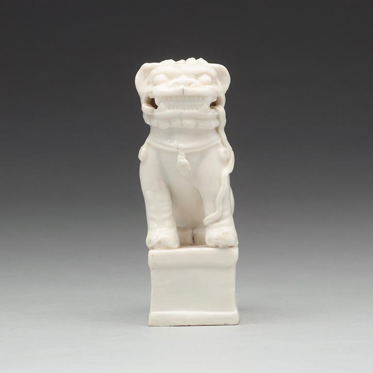 RÖKELSEHÅLLARE, blanc de chine. Qingdynastin, Kangxi (1662-1722).