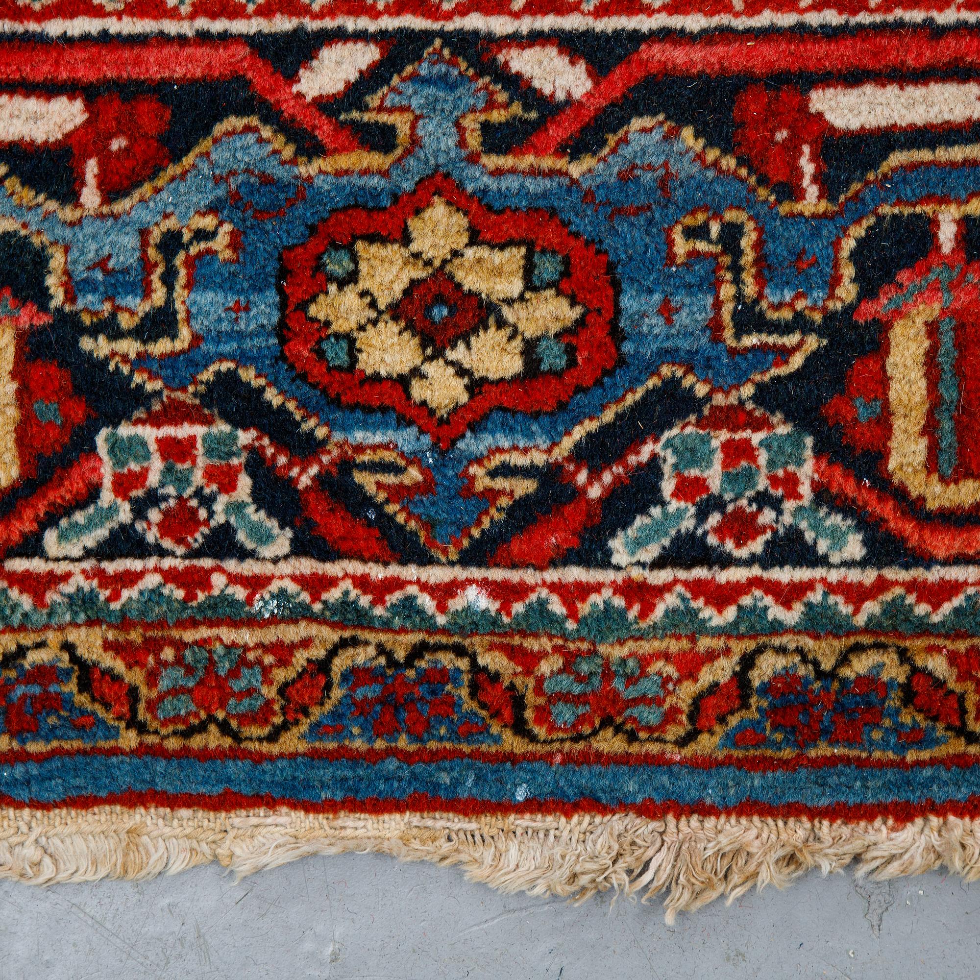 A carpet, semi-antique Heriz 467 x 347 cm.