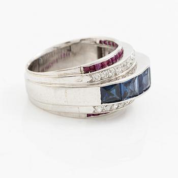W.A. Bolin ring 18K vitguld med gammal- och åttkantslipade diamanter samt fasettslipade safirer och rubiner.