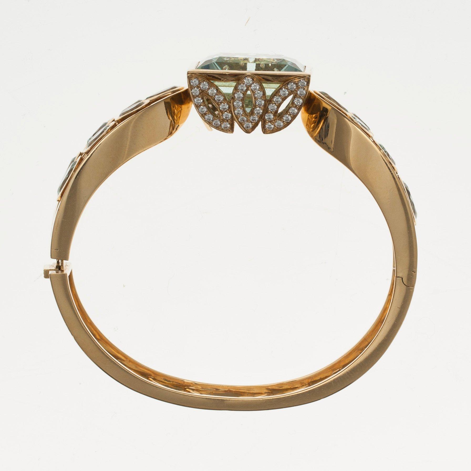 ARMRING, 18K guld, akvamariner ca 50 ct, briljantslipade diamanter ca 0,70 ct. TEMPLE ST. CLAIR, USA. Vikt 93 g.