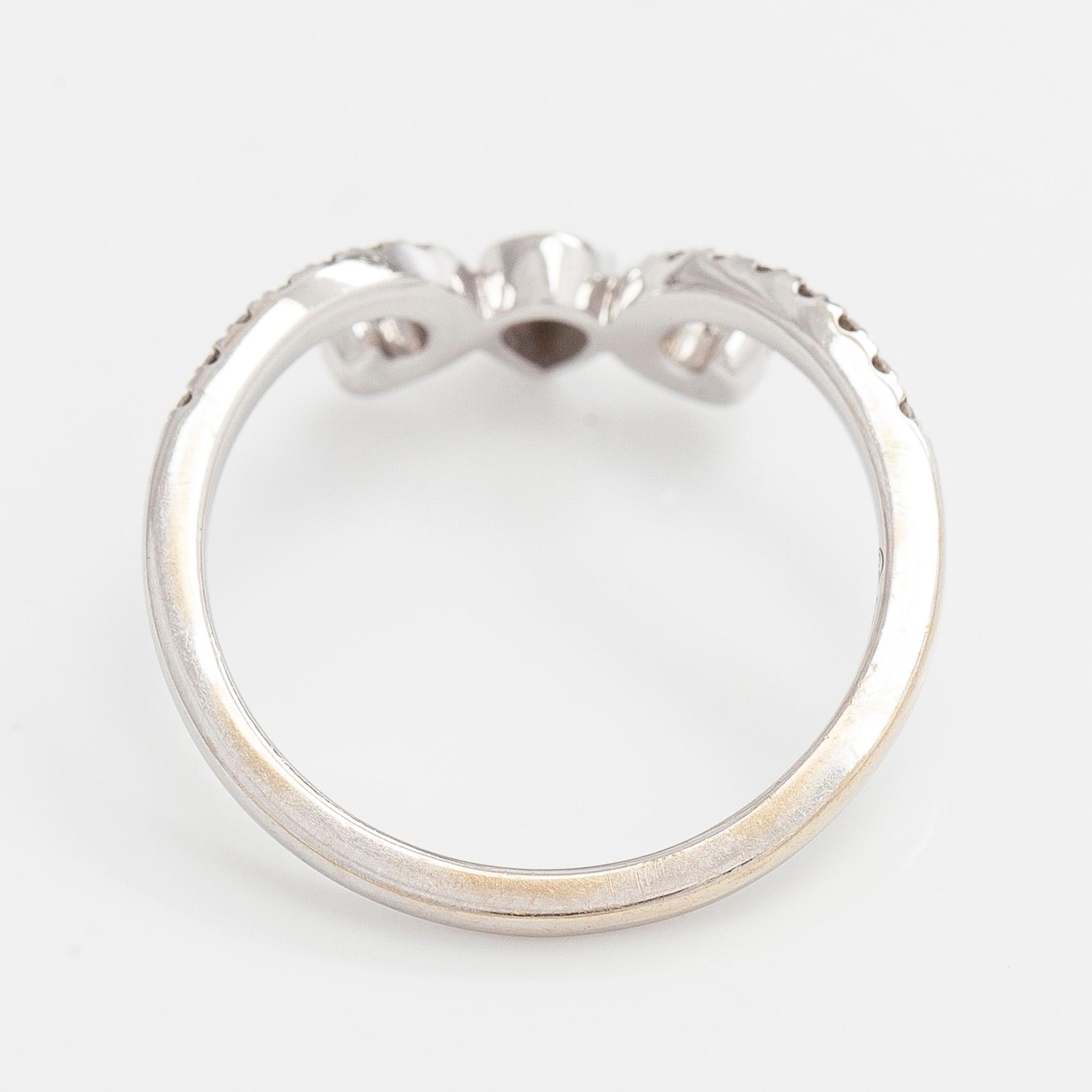 Ring, 18K vitguld med päronslipad samt briljantslipade diamanter.